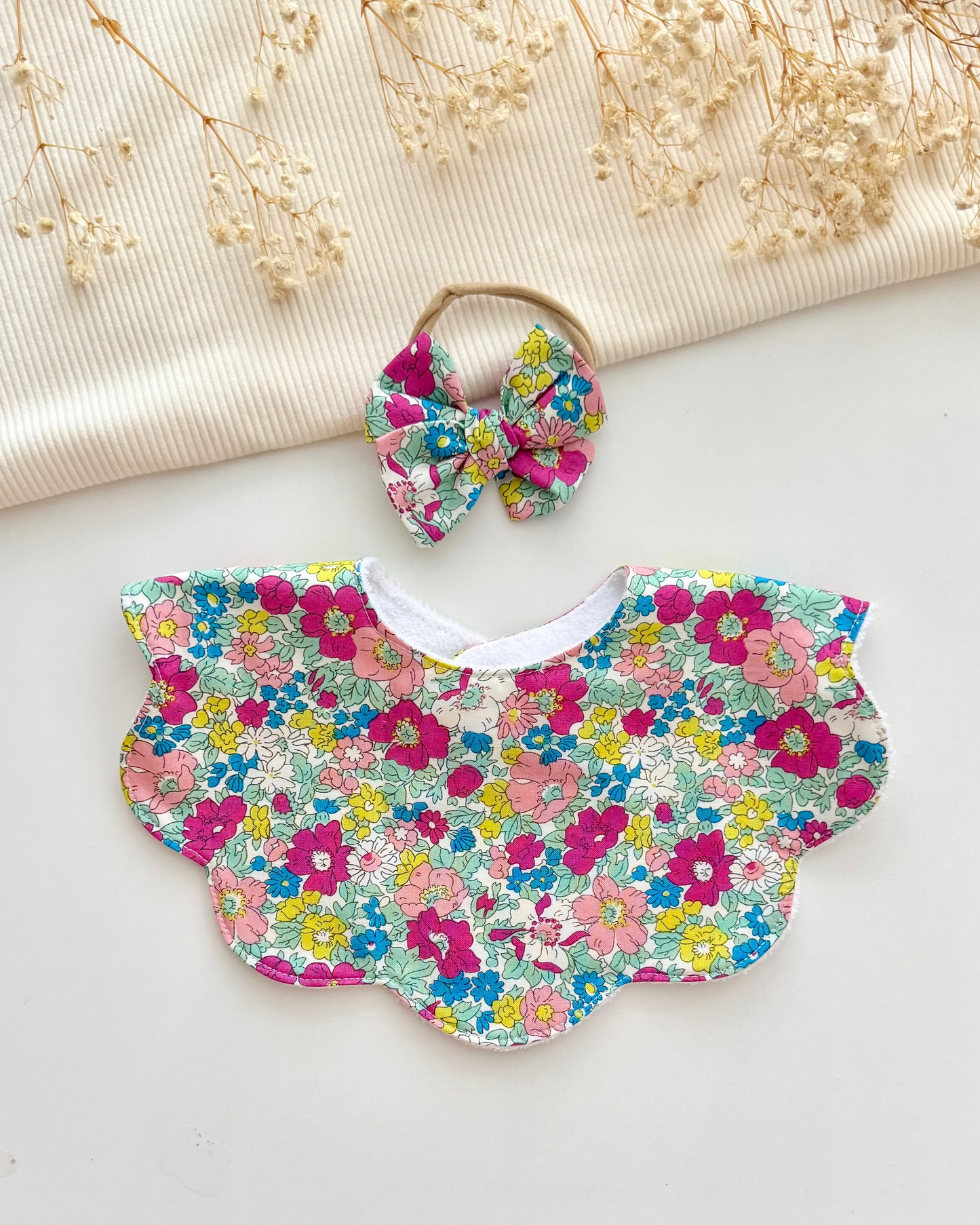 Floral-patterned baby bib and headband, cure baby accesories