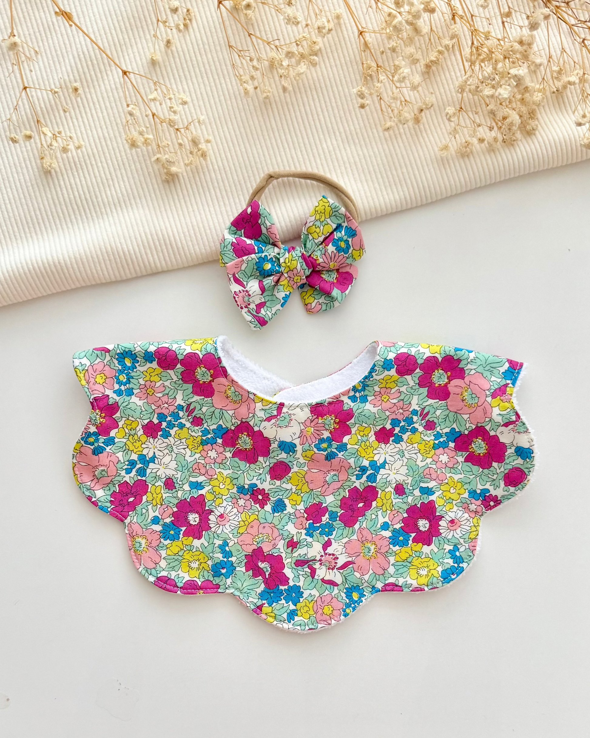 Floral-patterned baby bib and headband, cure baby accesories